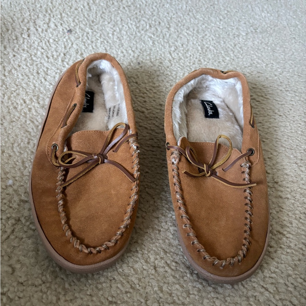 Clarks Men’s Chestnut Tan Suede Moccasin Slippers with Faux Fur Lining